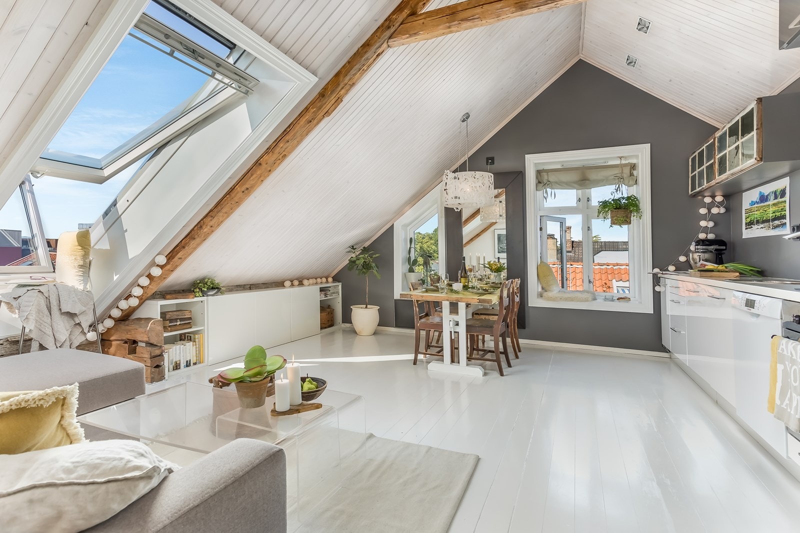 Leiligheten oppleves som romslig med sin gode takhøyde og store vinduer. Galleribilde