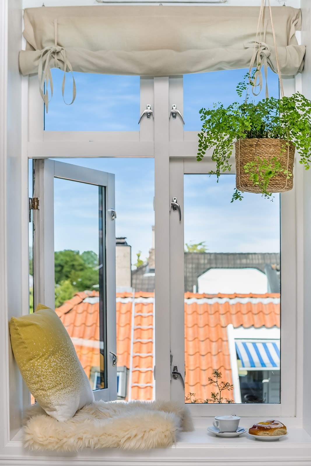 Gode vinduskarmer gir en god romfølelse. Her kan man nyte en god bok og utsikten. Galleribilde