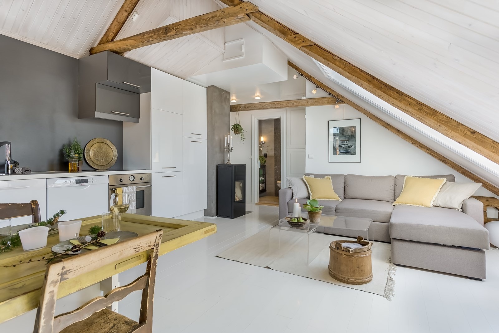 Legg merke til leilighetens sjarmerende trekk og gode takhøyde. Galleribilde