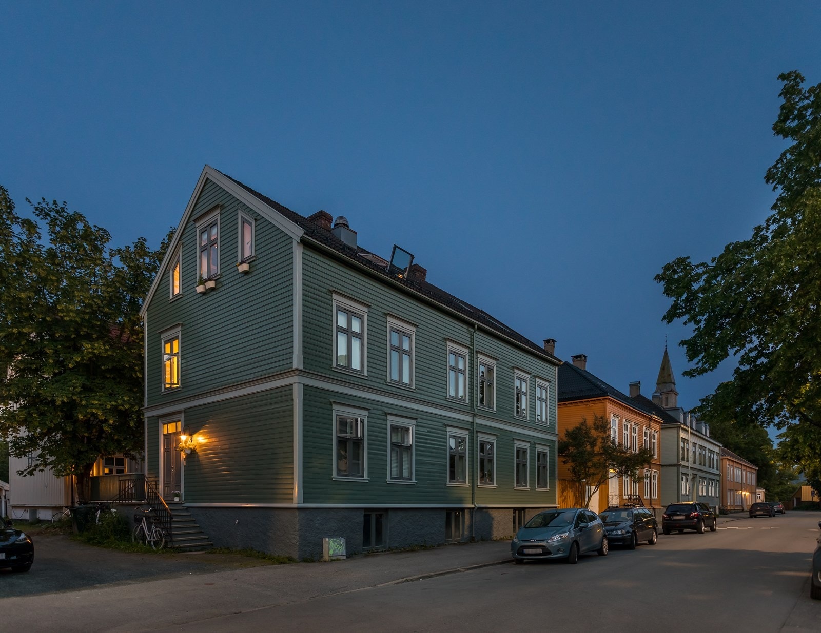 Kveldsbilde av fasade. Galleribilde