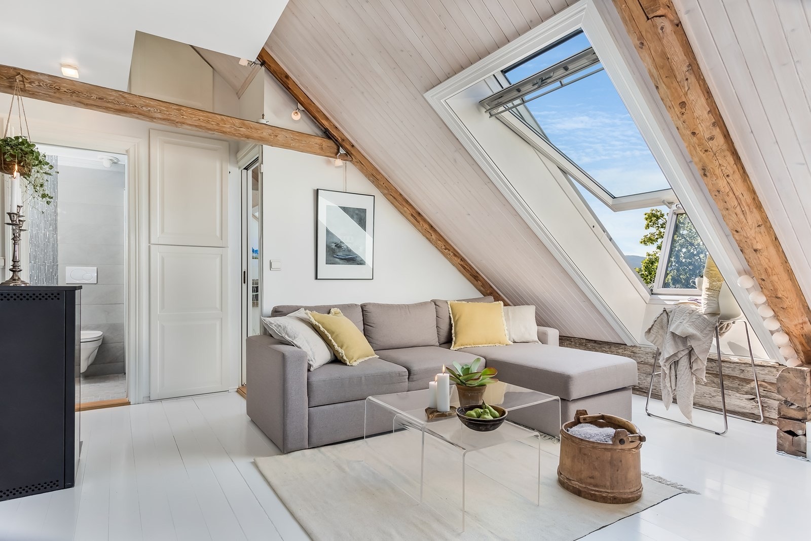 Det er også mye lagringsplass i leiligheten med skap fra gulv til tak. Galleribilde