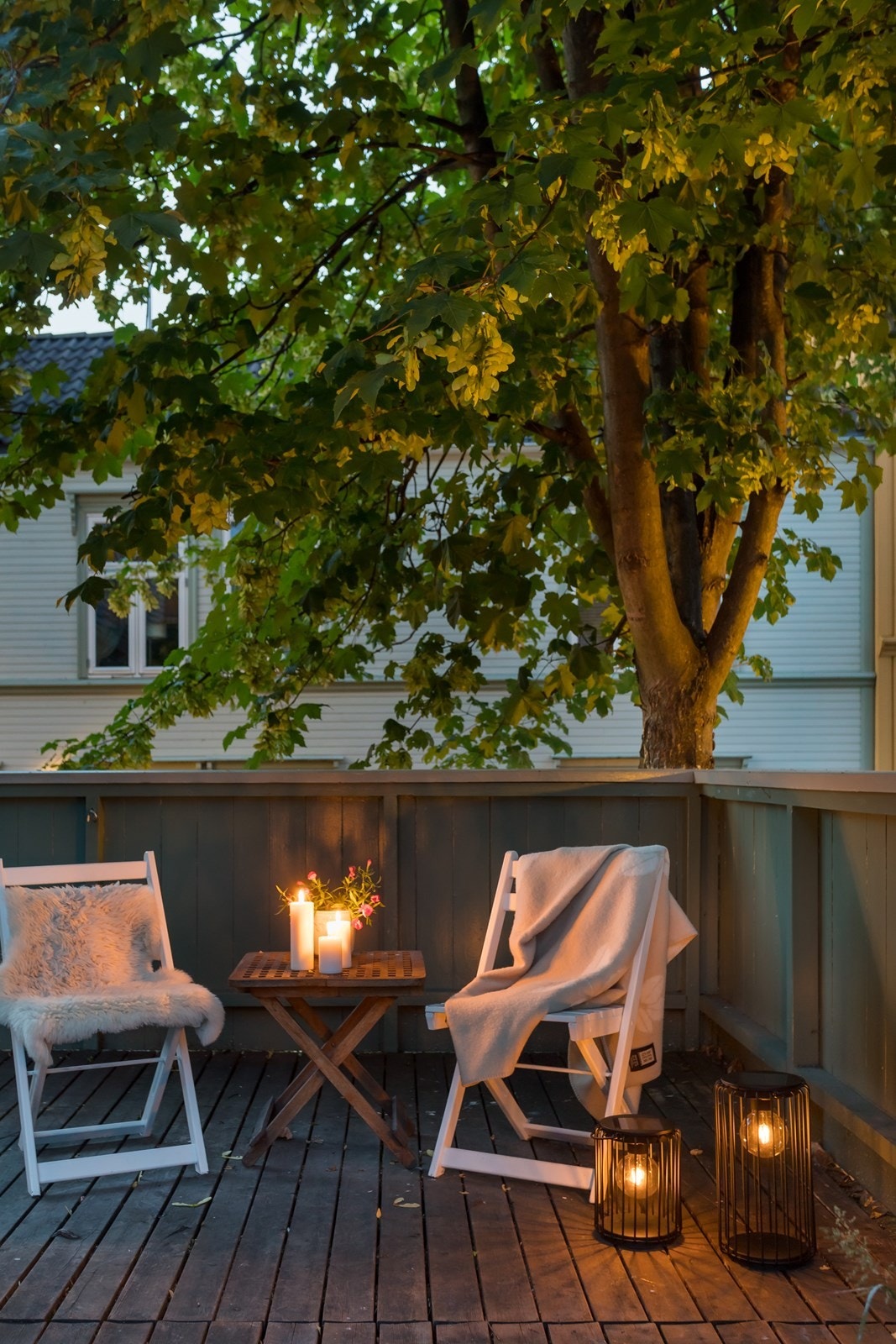 Kveldsstemning på sameiets felles terrasse. Galleribilde