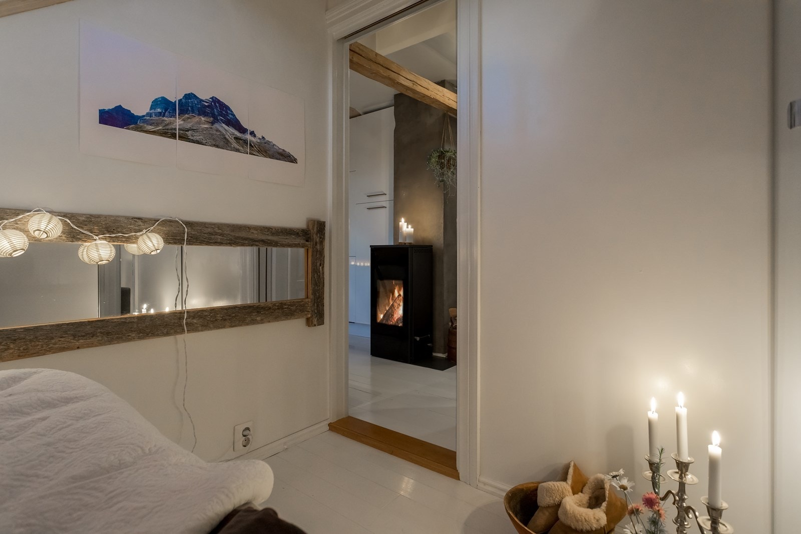 Kveldsbilde tatt fra soverom mot stue. Galleribilde