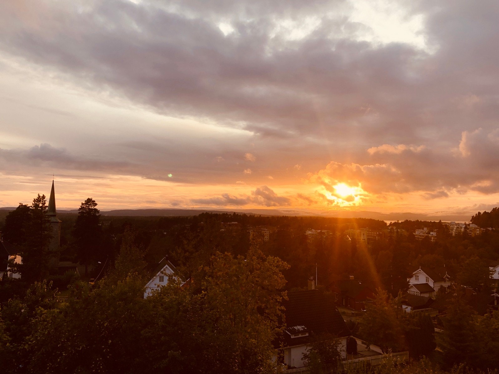 Fantastiske solnedganger kan nytes fra terrassen Galleribilde