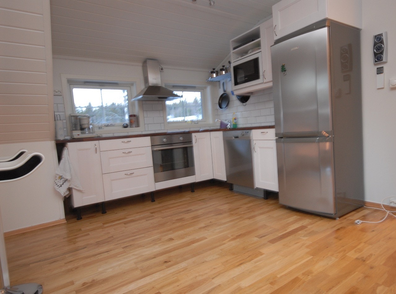 Oppholdsrom, stue og kjøkken i ett. Med integrerte hvitevarer; kjøl/frys, mikrobølgeovn, oppvaskmaskin, komfyr/platetopp. Galleribilde