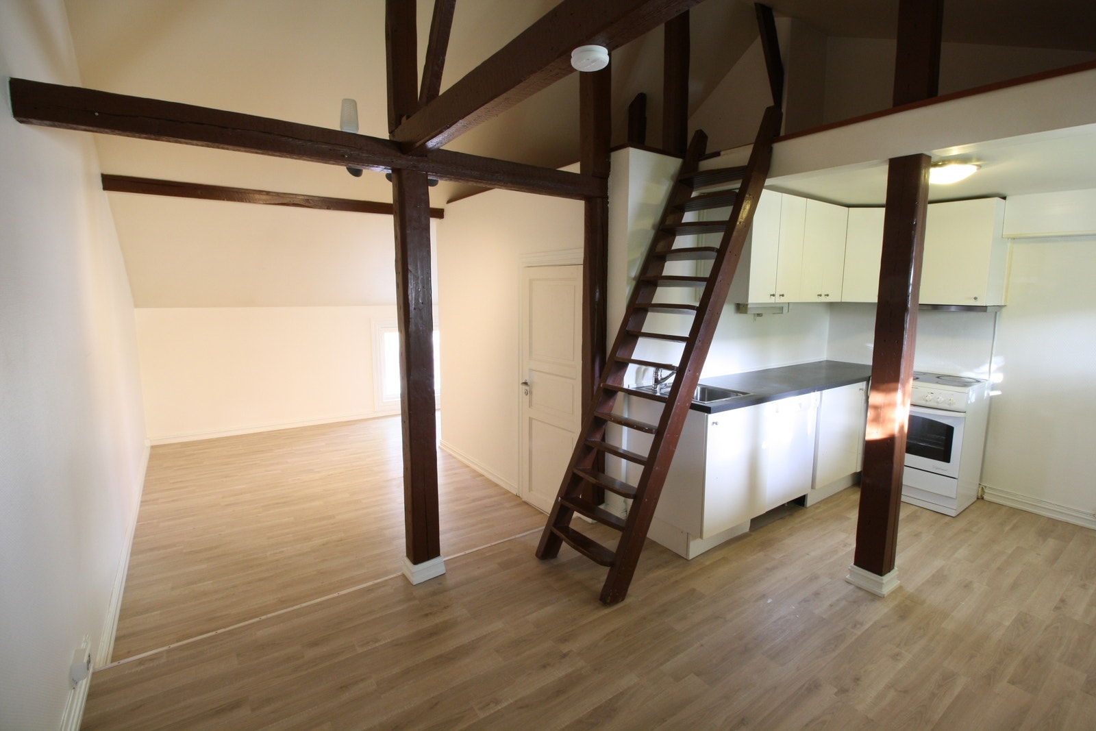 Kjøkken mot hems/stue (Gammelt bilde før oppussing) Galleribilde