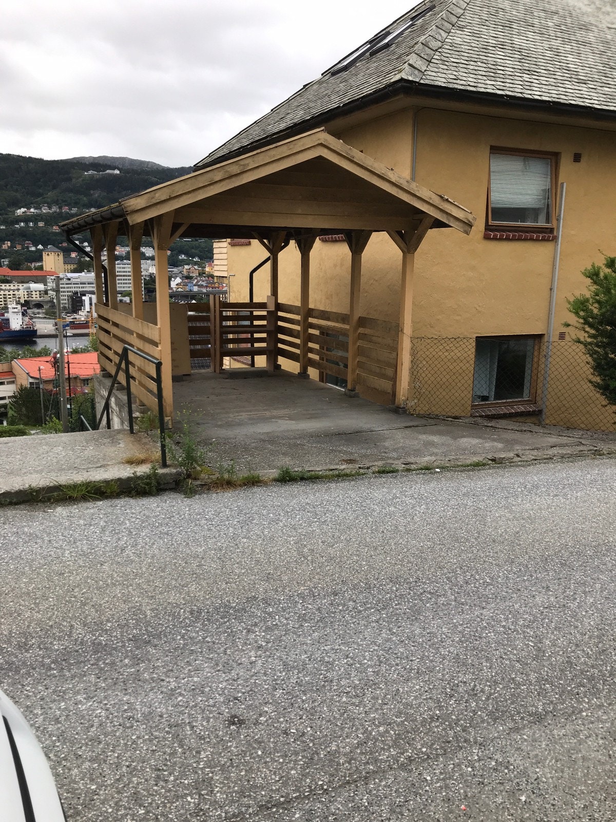 Kjekk carport i Frydenbøveien på Laksevåg Galleribilde