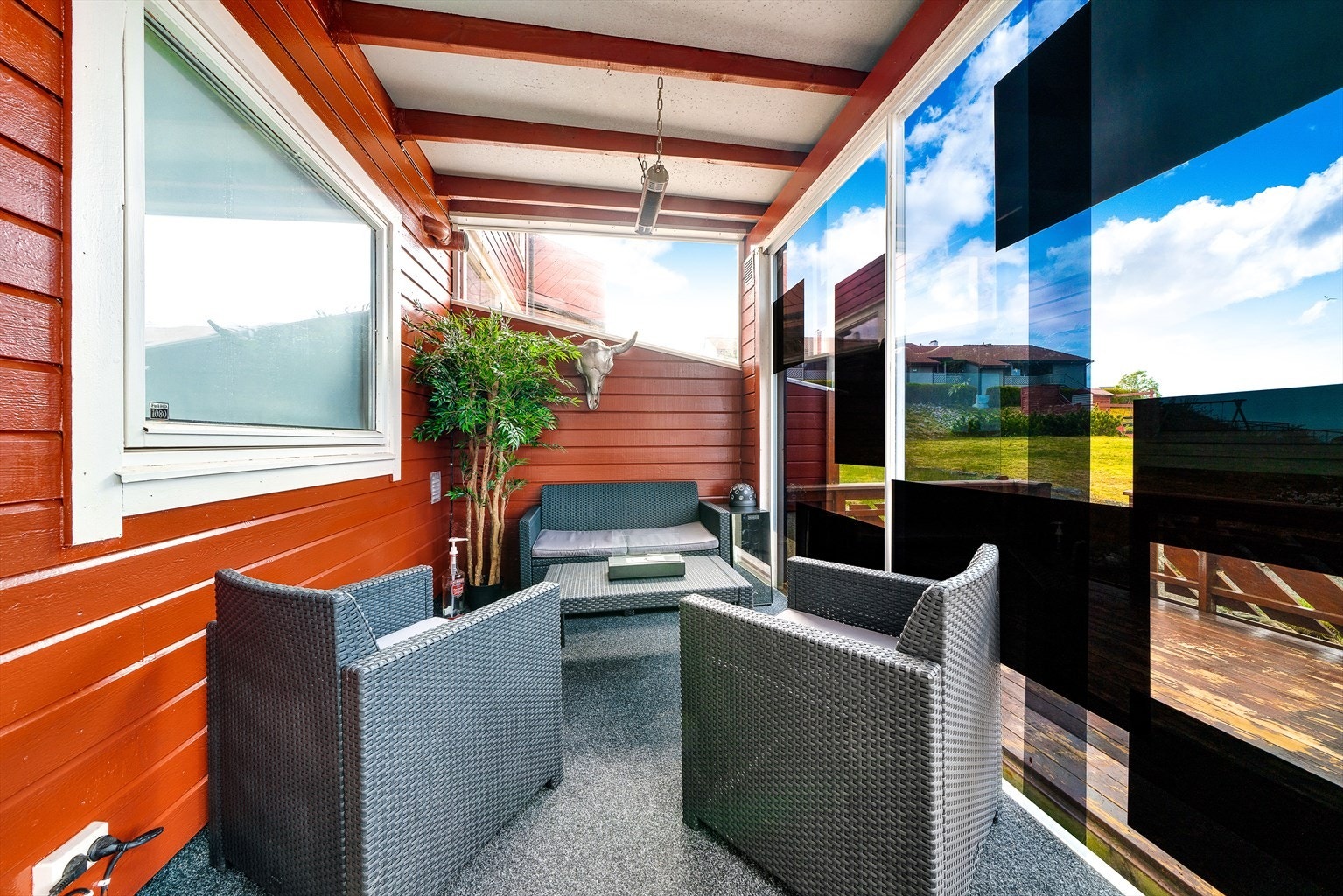 Romslig og hyggelig terrasse Galleribilde