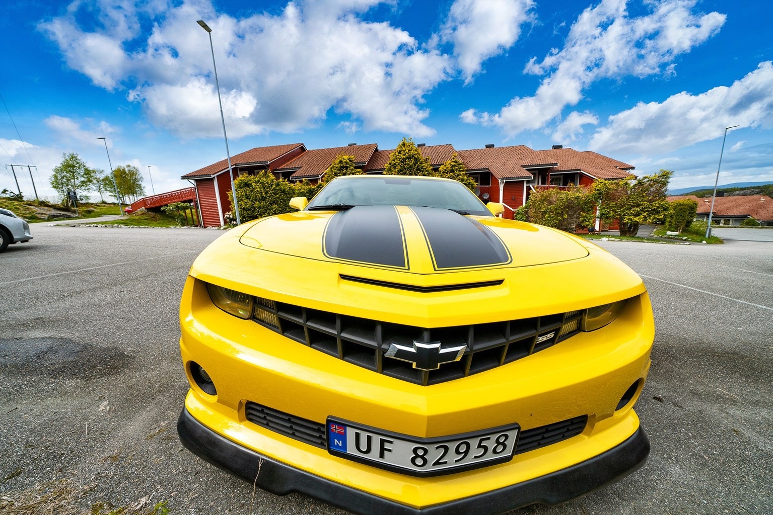 Gult e kult! Parkering rett utenfor boligen. Galleribilde