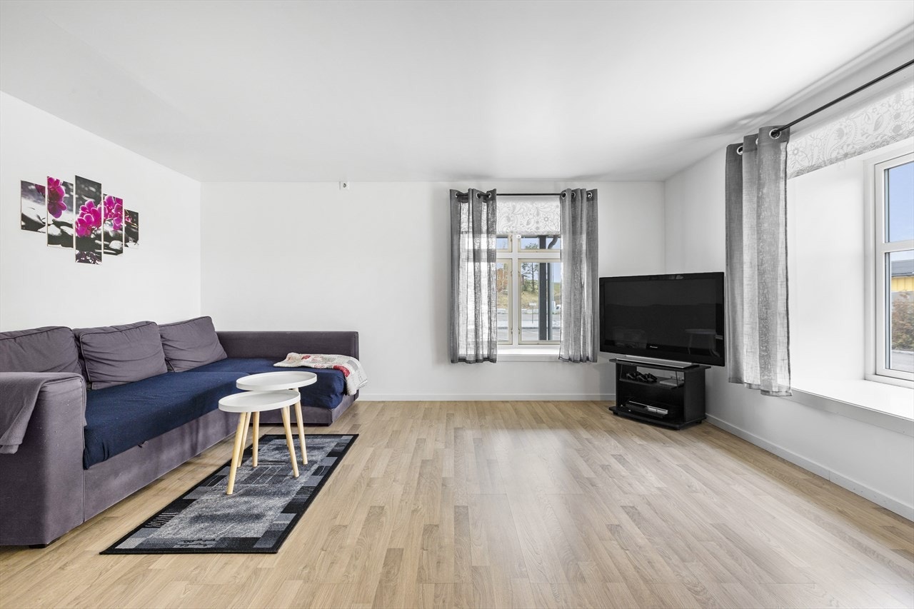 Veggene i leiligheten er malte sparklede vegger og tapetserte flater Galleribilde