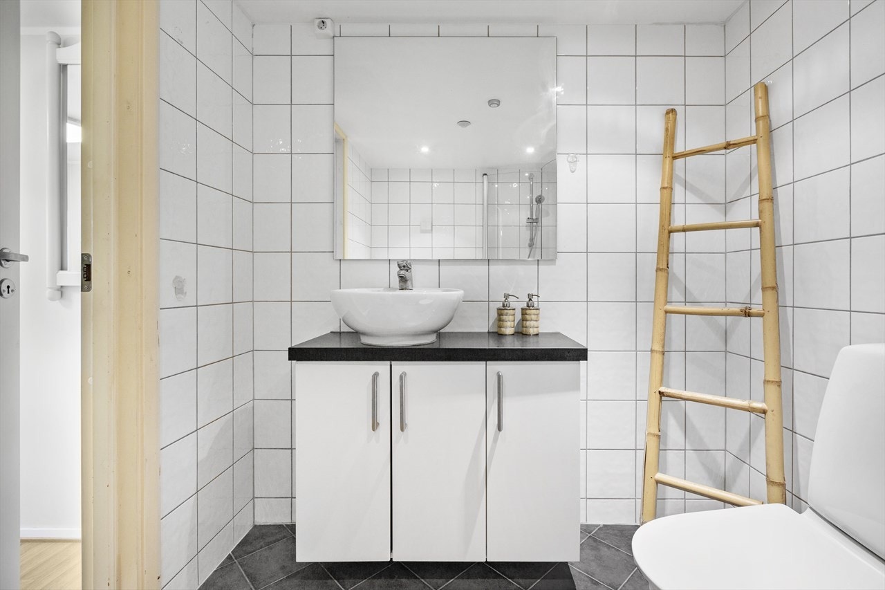 Flislagte fliser på vegger og gulv ble lagt i 2007 Galleribilde