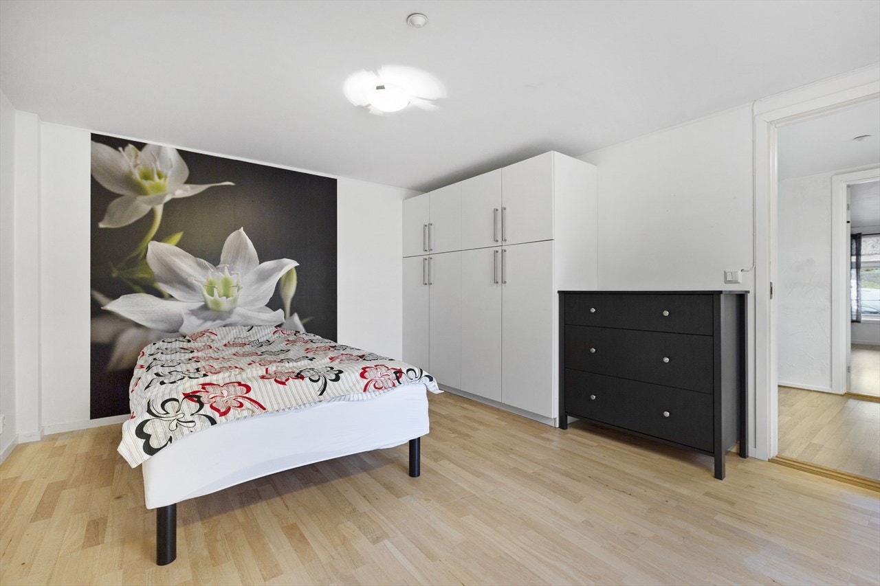 Det er satt opp stort garderobeskap, men det er også god plass til mer ved behov Galleribilde