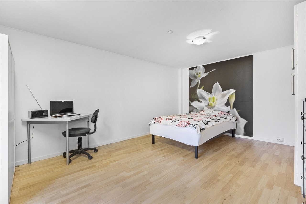 Boligens soverom er av god størrelse Galleribilde