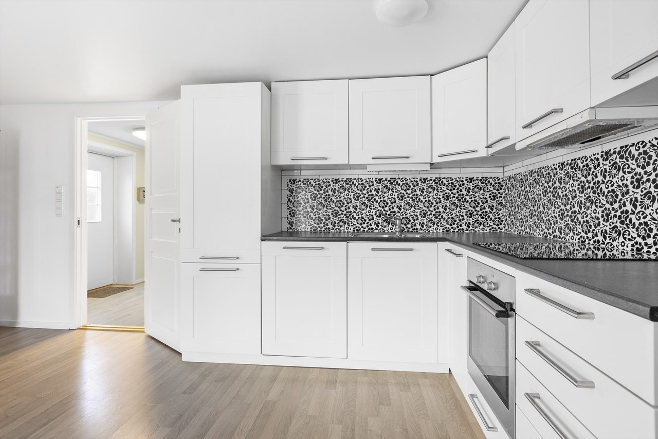 I innredningen er det integrert oppvaskmaskin, komfyr og kjøl/fryseskap. Galleribilde