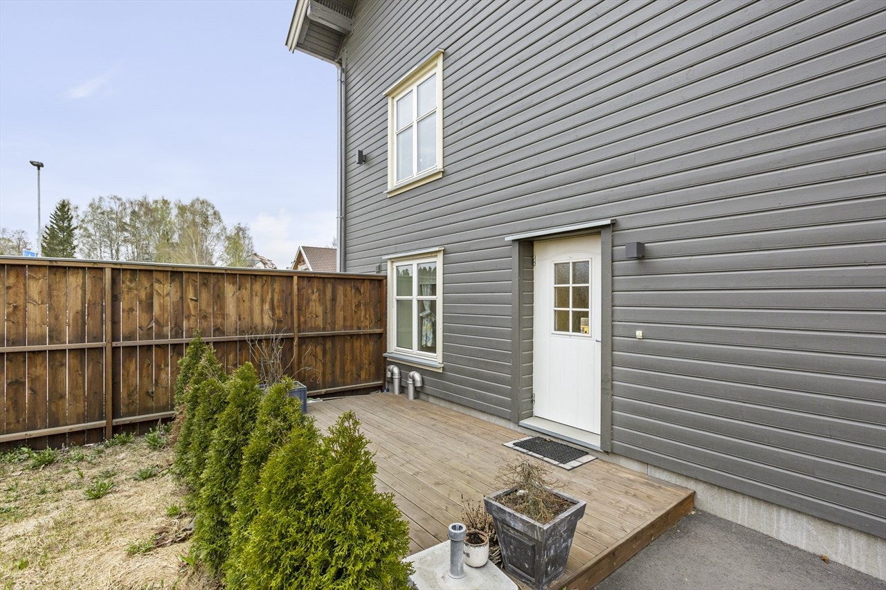 Boligen har et hyggelig inngangsparti med adkomstterrasse på ca. 10 kvm. Galleribilde