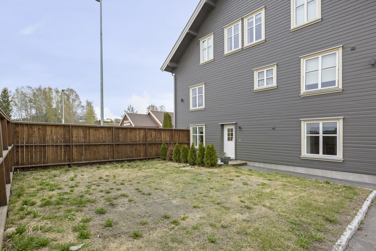 Egen inngang på siden av bygget med kort vei til parkeringsplassen. Galleribilde