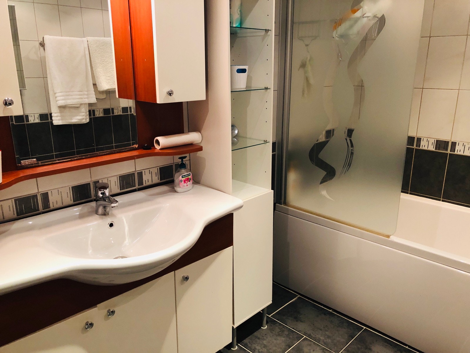 Et skap til høyre ved badekaret - til leieboere Galleribilde