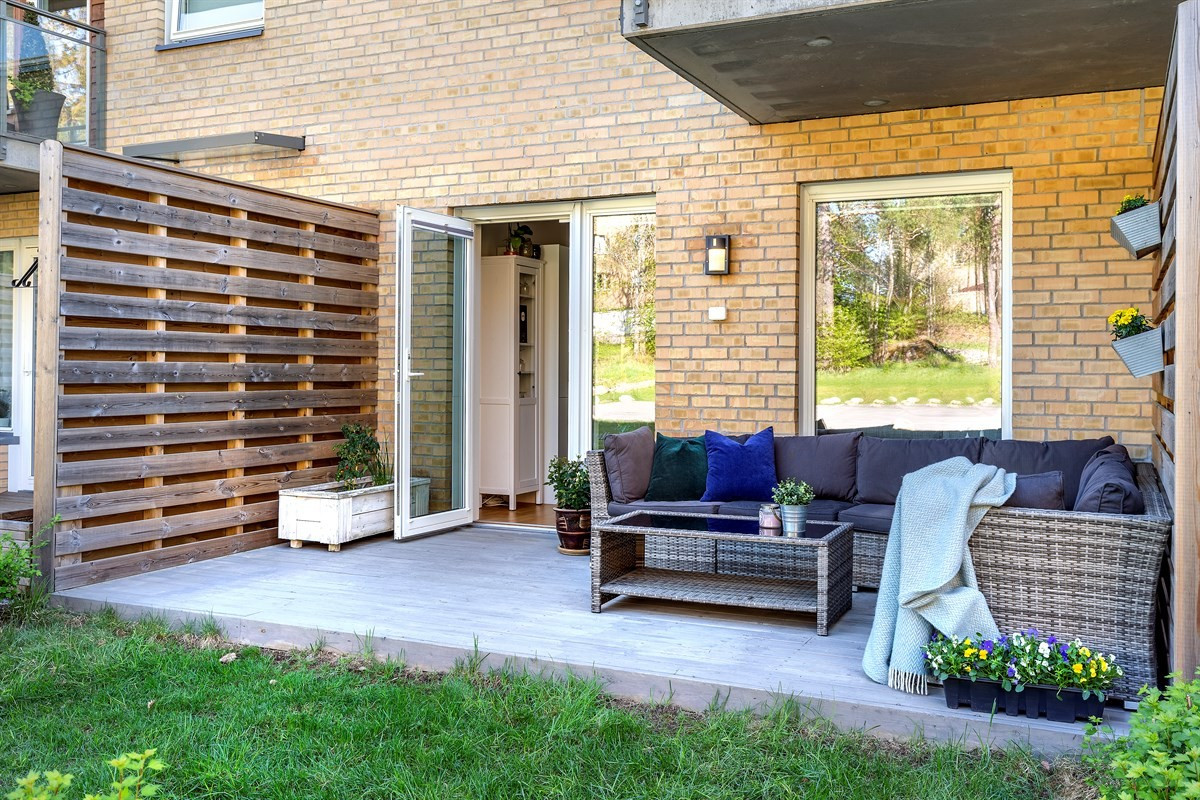- Velkommen til Hellerudveien 69 F, som er en attraktiv og moderne 2-roms leilighet fra 2015 med to flotte uteplasser på totalt 26m² -