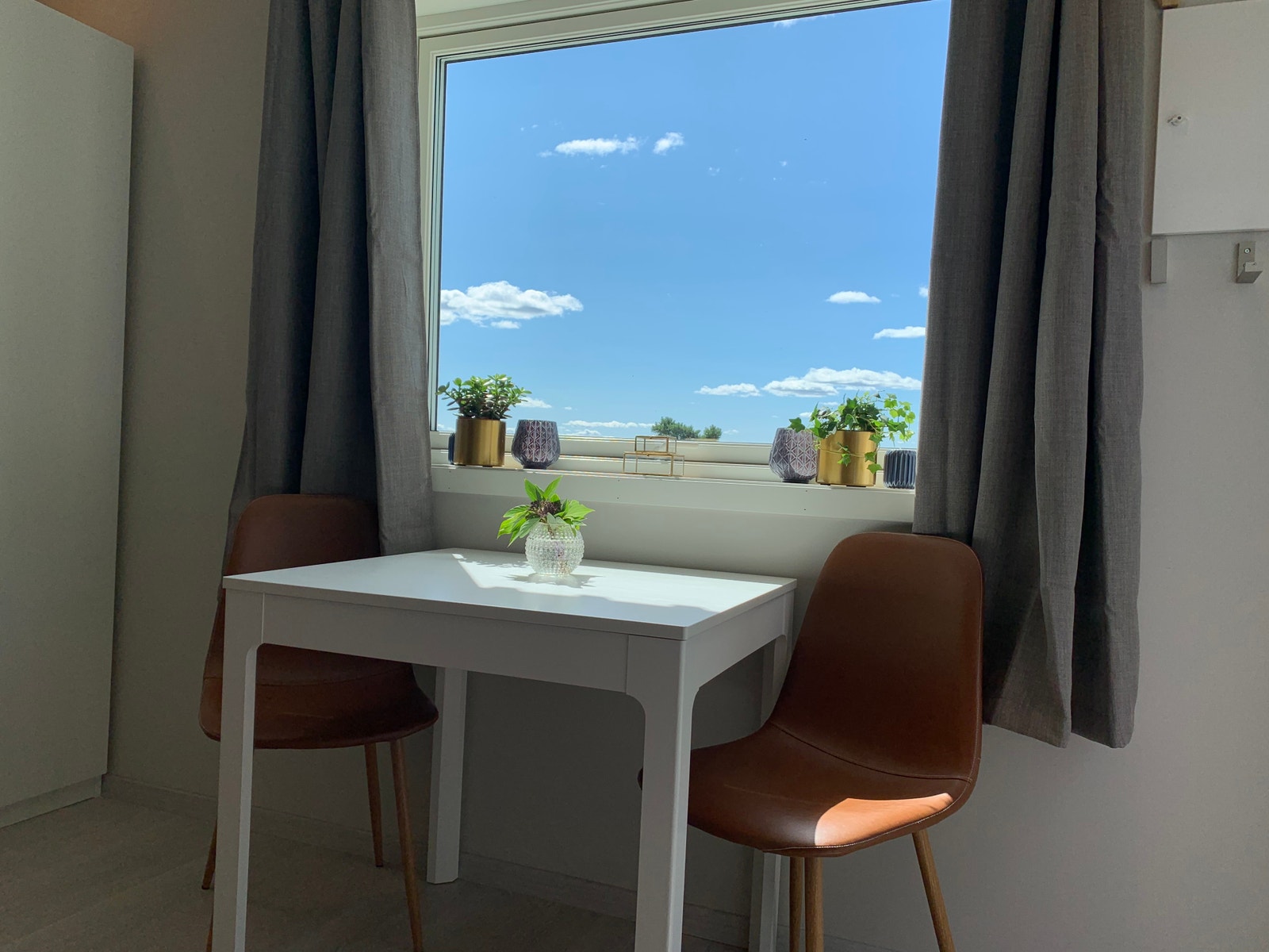 Hyggelig spiseplass ved vinduet Galleribilde