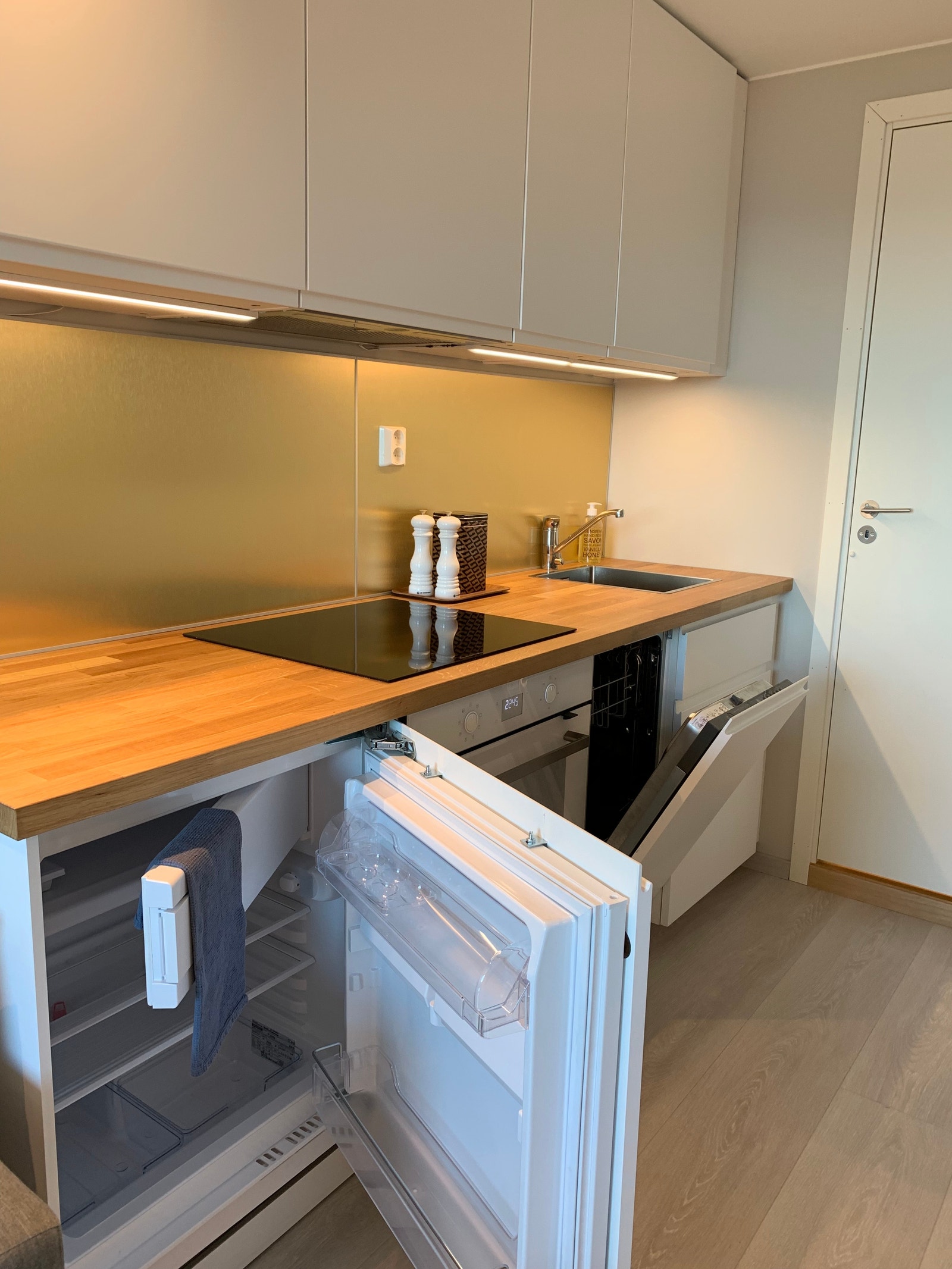 Integrert oppvaskmaskin, kjøleskap, koketopp, stekeovn og ventilator Galleribilde