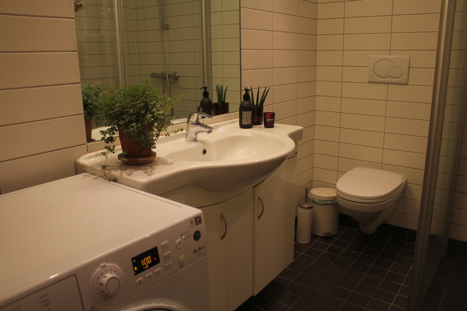 Bad med vaskemaskin Galleribilde