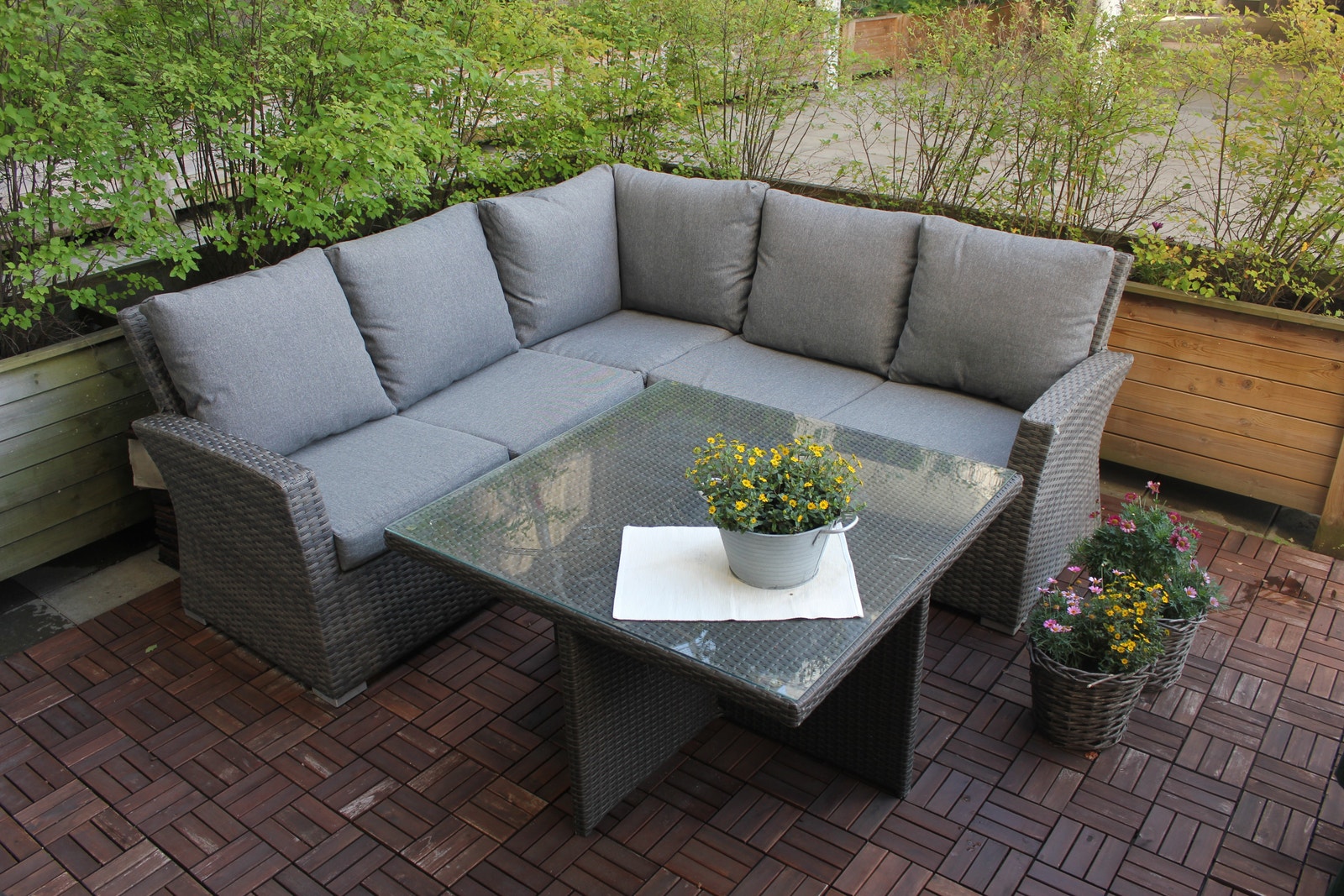 Plass til hagesofa. Terrassen er på 17kvm. Galleribilde