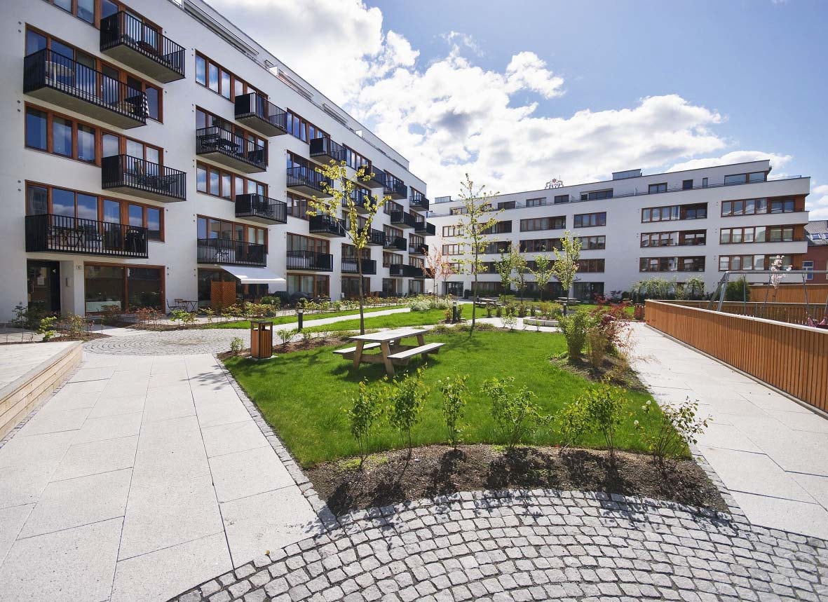 Bakgård med diverse sittegrupper Galleribilde