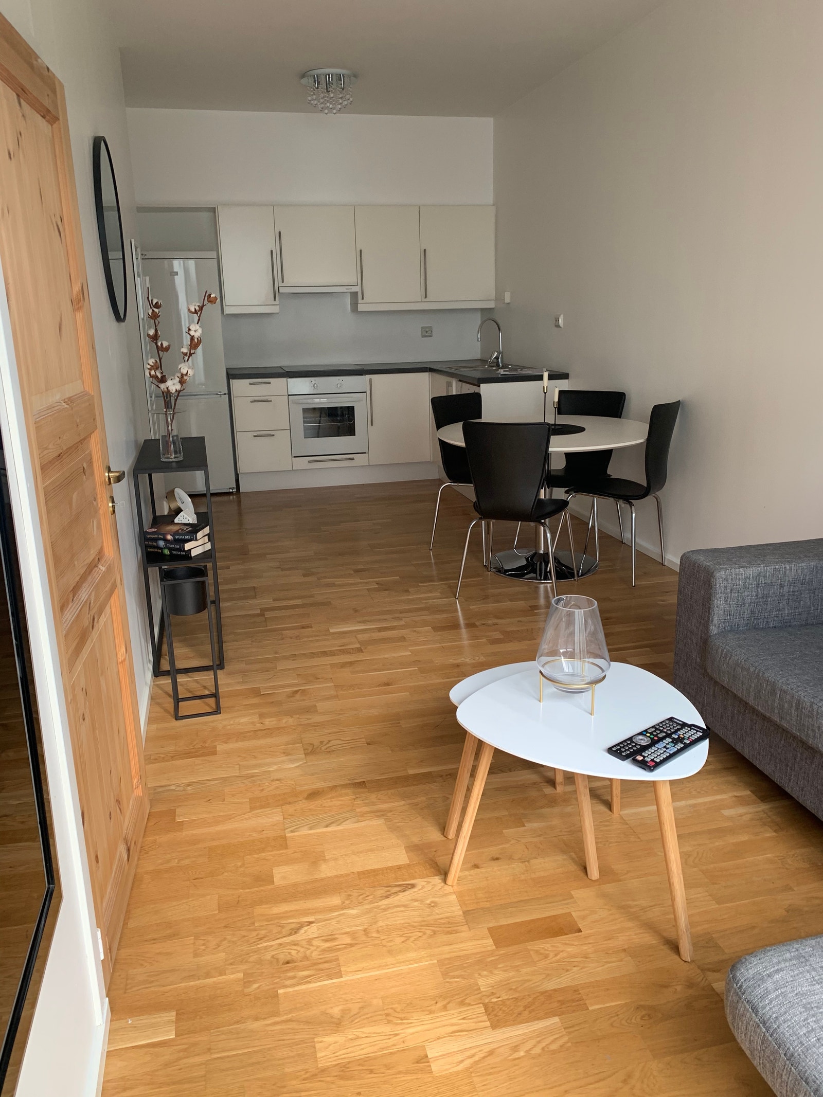 stue/ kjøkken med god plass til spisebord Galleribilde