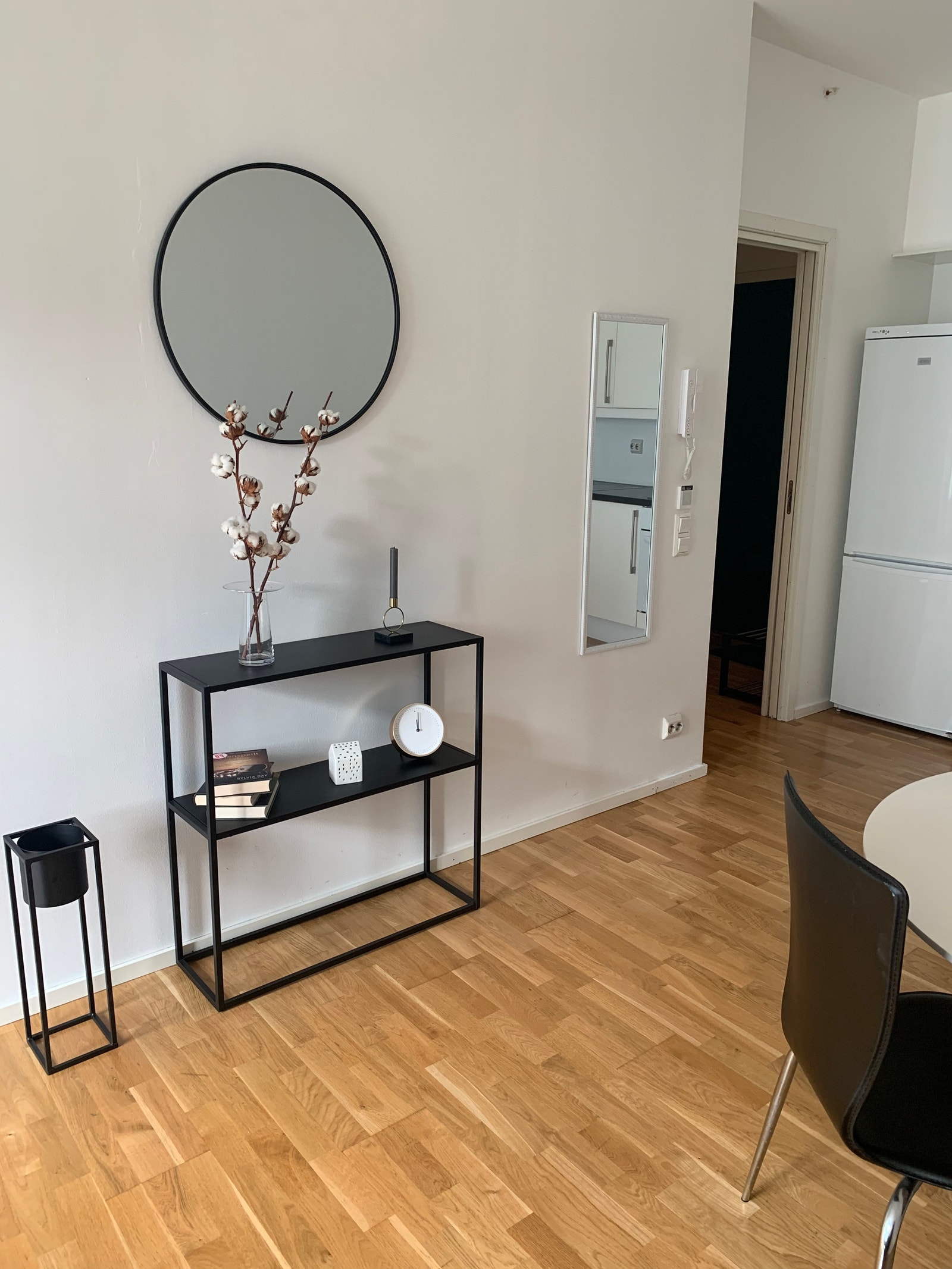 stue/ kjøkken med god plass til spisebord Galleribilde