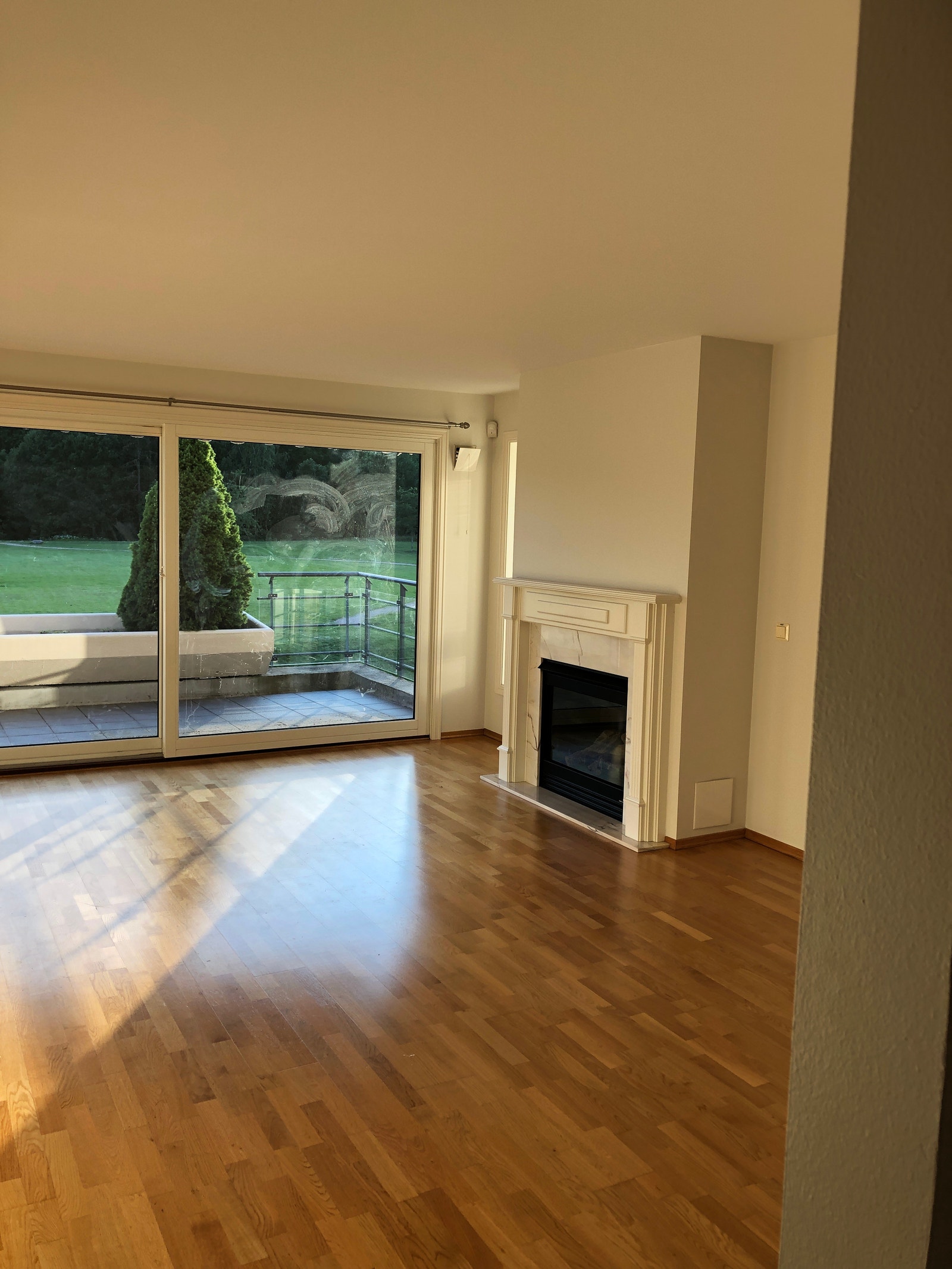 Stue med gasspeis og tilgang til terrasse Galleribilde