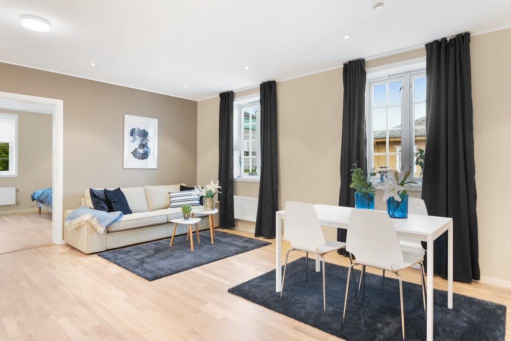 Denne leiligheten har flere kvaliteter, noe av det beste er stuen der du har plass til hele vennegjengen. I tillegg er alt innvendig nyoppusset så her kan du bruke tiden din på å finne deg godt til rette. Eksempelbilde. Galleribilde