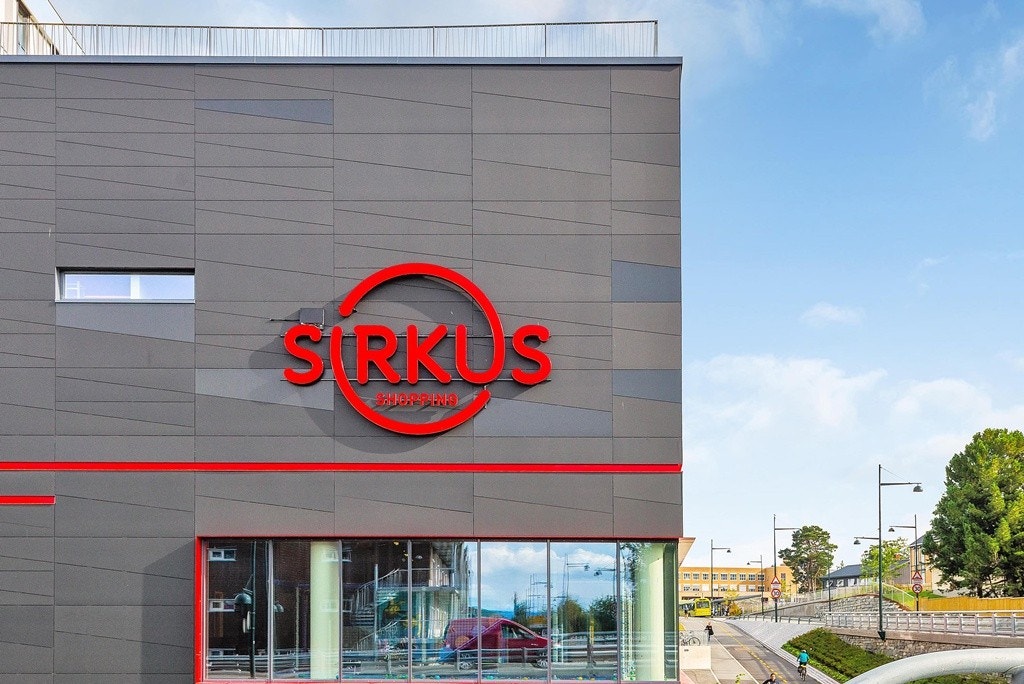 Sirkus Shopping med utallige butikker, solstudio, restauranter mv. ligger ca. 10 minutters gange fra Persaunet Leir. Herfra er det veldig gode bussforbindelser til sentrum samt ut til Værnes. Galleribilde