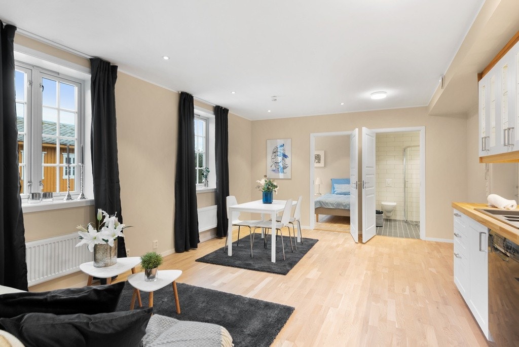 Leiligheten ligger på enden av bygningen slik at du får mange vinduer som gir lyse rom. Eksempelbilde. Galleribilde