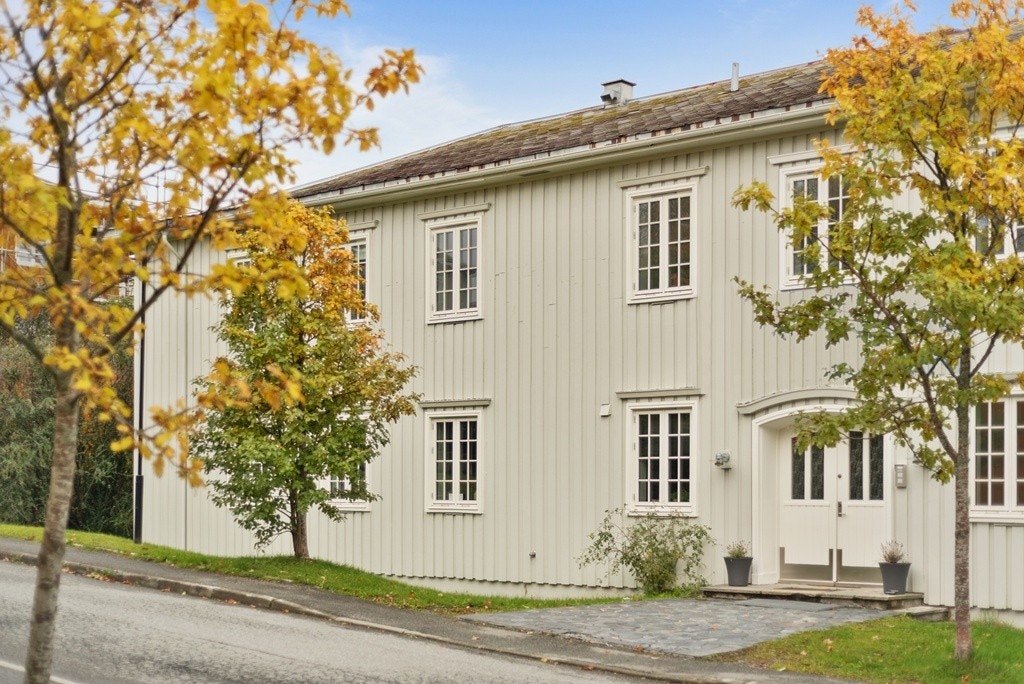 Leiligheten ligger i 2. etasje i et klassisk trebygg. Endebeliggenhet og mange vinduer gjør at leiligheten oppleves som lys. Galleribilde