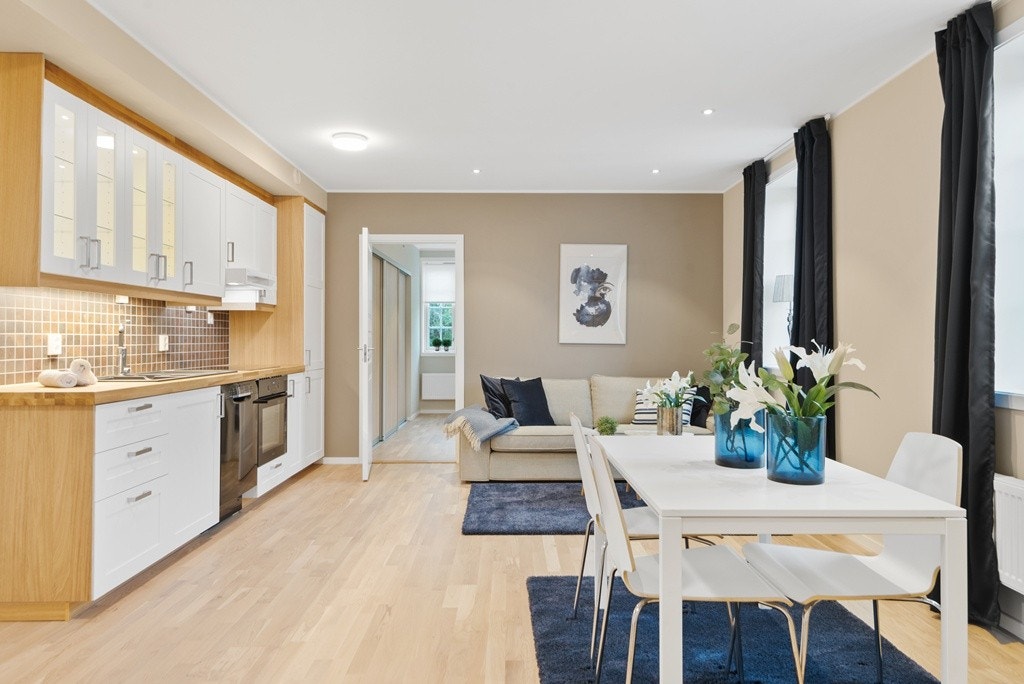 Fargene og interiørvalgene i de ulike rommene er smakfullt tilpasset hverandre. Lysvasket parkett samt downlights i tak på stue gjør leiligheten lys og trivelig. Eksempelbilde. Galleribilde