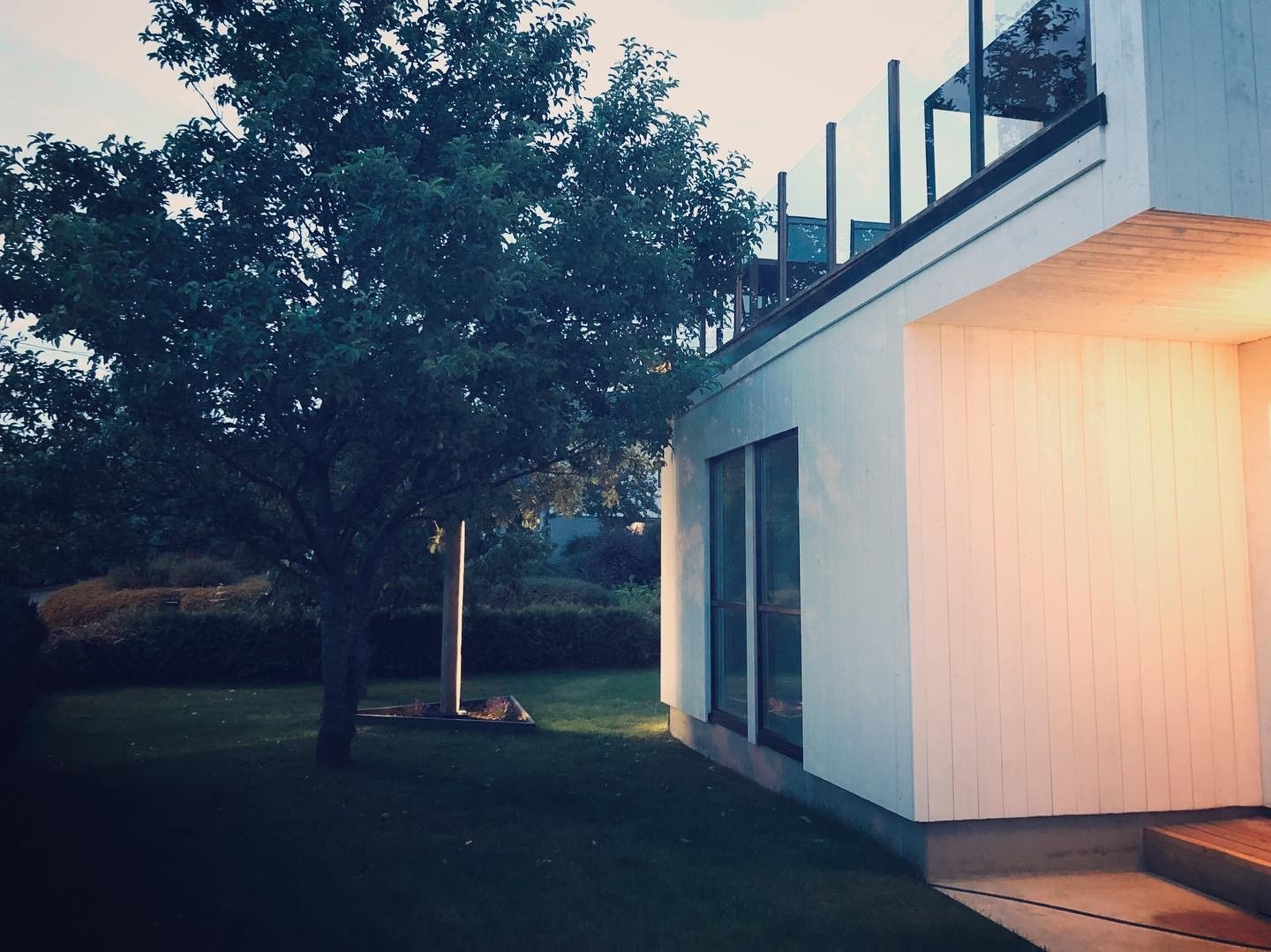 Utvendig fasade mot nord.
Egen hagedel under epletre. Det vil bli satt opp levegg i sommer for deling og skjerming av hagedel. Galleribilde