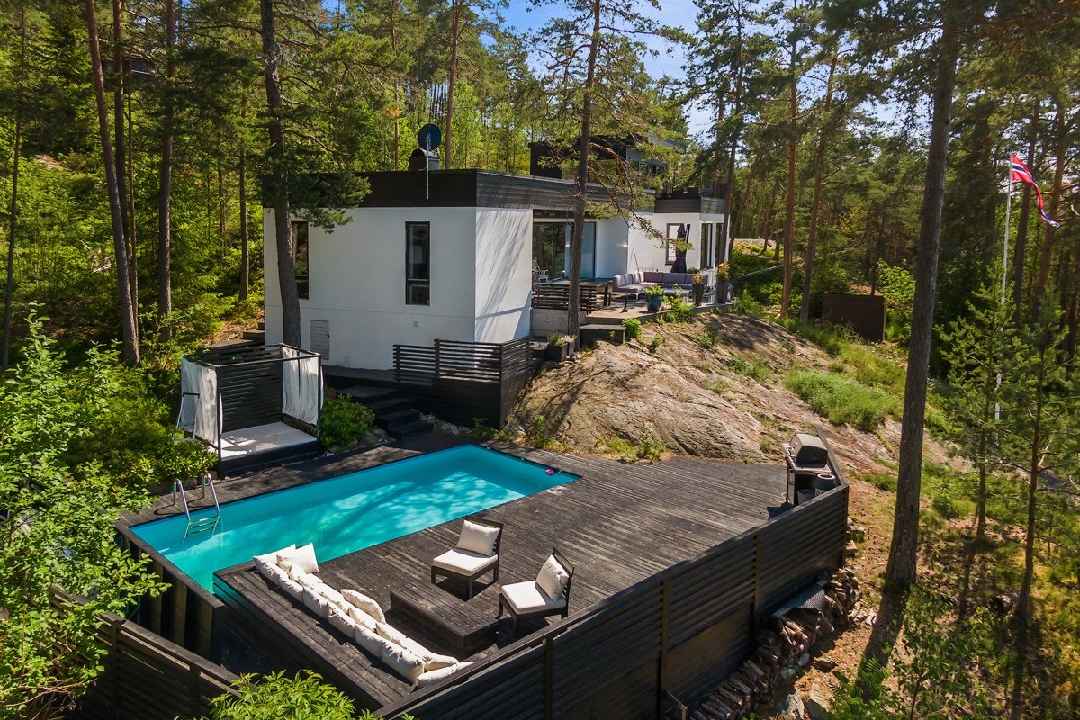 Bassenget måler 8 x 3,5 meter, ble renovert i 2018 og gir løfter om sommerlykke for store og små. Galleribilde