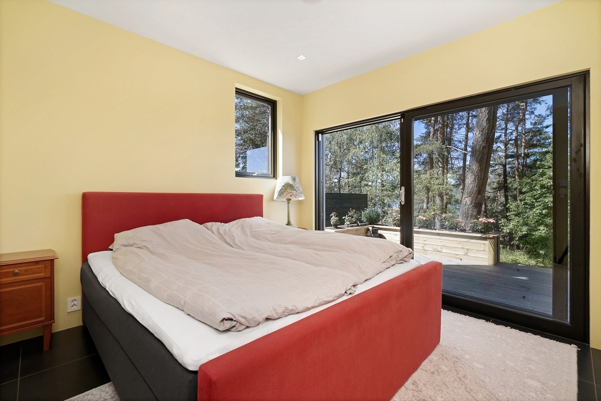 Soverom i underetasjen med skyvedører ut til markterrasse. Galleribilde