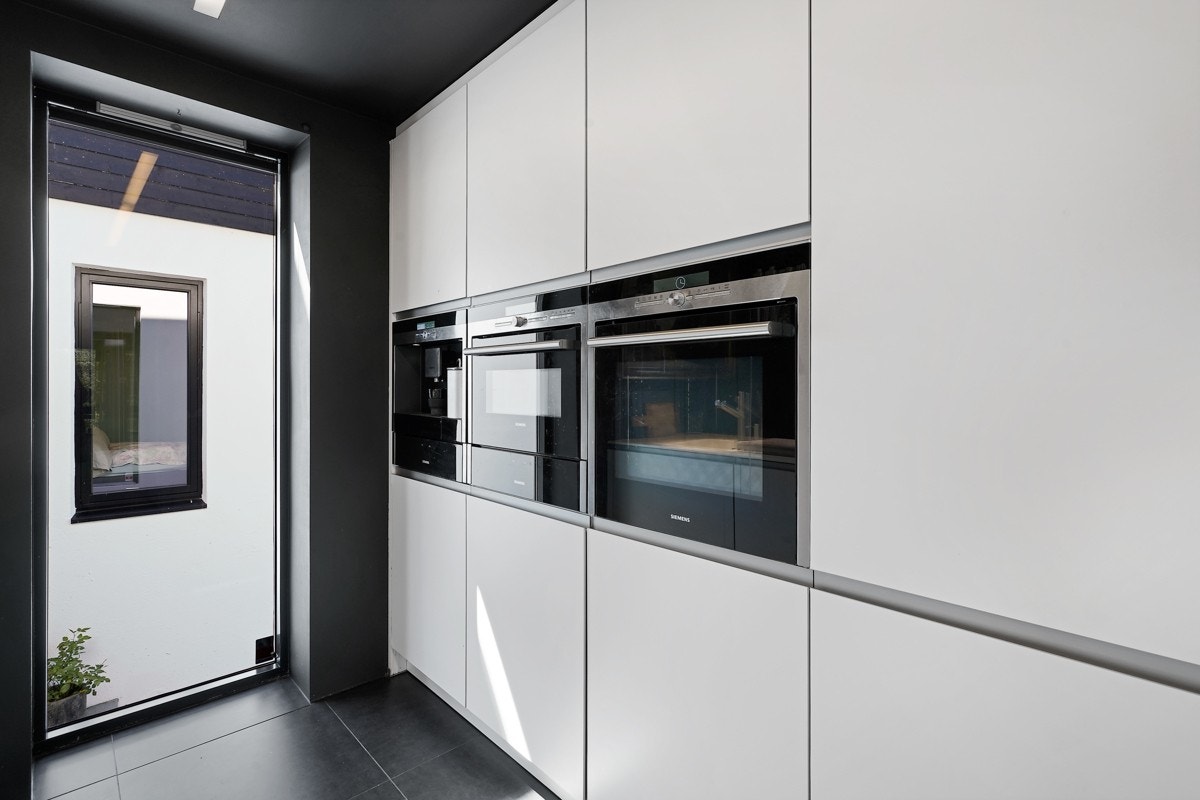 Kjøkkenet har hvitevarer i komfortabel arbeidshøyde. Galleribilde