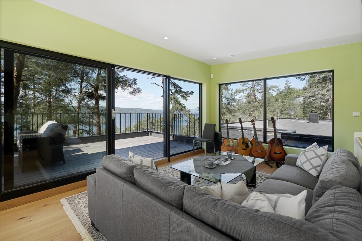 Stue i 2. etasje med store vinduer og utgang til terrasse. Galleribilde