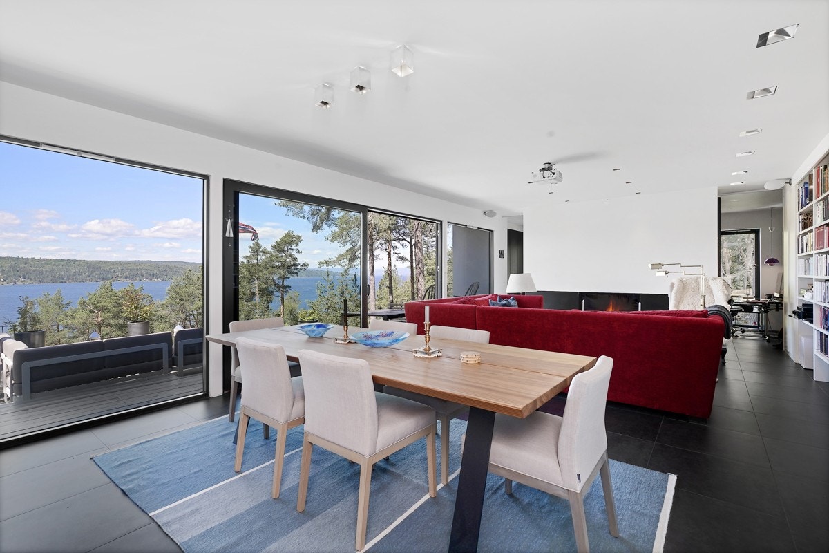 Den store stuen i tilknytning til kjøkken har fjordvendte panoramavinduer som formelig drar utsikten inn i rommet. Galleribilde