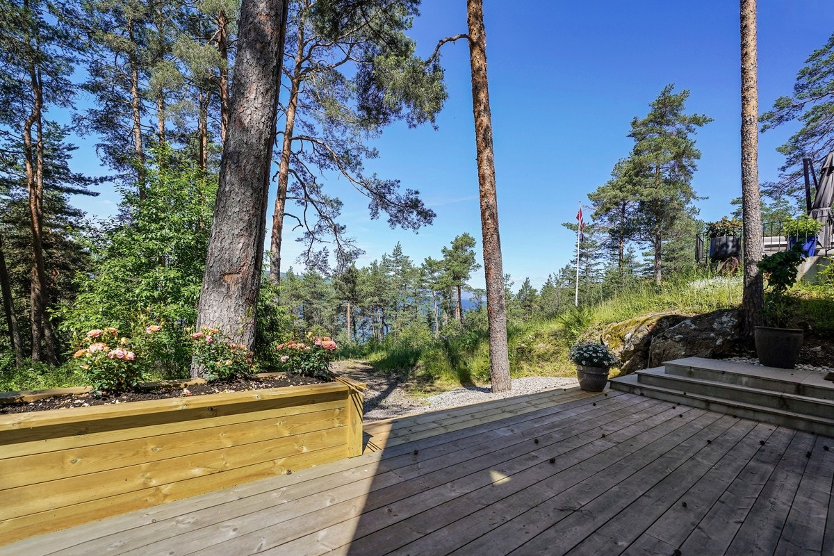 Markterrassen er stor og har dekke av tre. Galleribilde