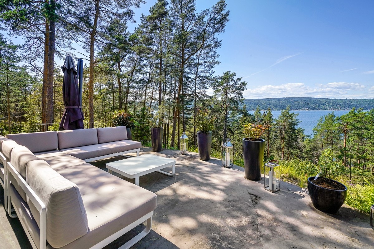 Fantastisk utsikt mot sjøen fra en av boligens flere terrasser. Galleribilde