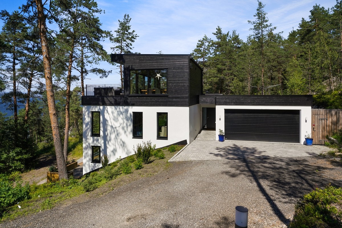 Det er parkering i tilbygd dobbelgarasje fra 2017 og på egen gårdsplass. Galleribilde