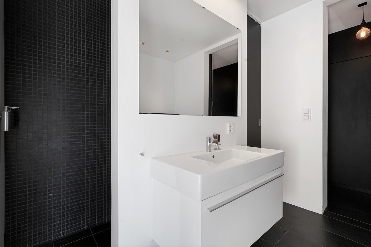 Det er servantinnredning med heldekkende servant. Galleribilde