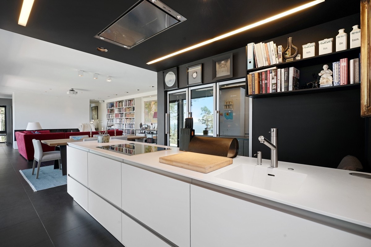 Kjøkkenet er minimalistisk, lekkert og velutstyrt, plassert i egen sone, men åpent mot stuen. Galleribilde
