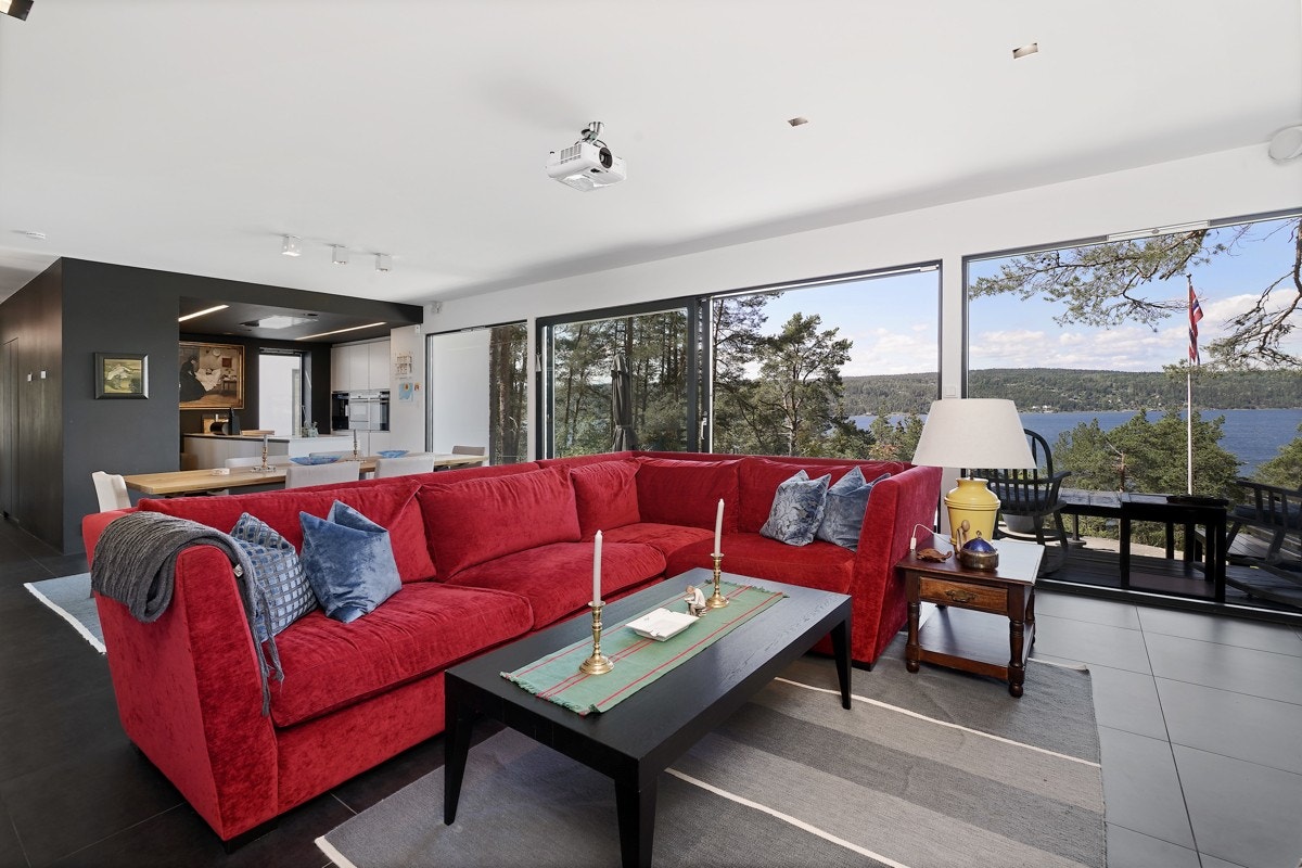 Veggen mot kjøkkenet er malt sort, og utformingen gjør at kjøkkenet fremstår som en egen kube i rommet. Galleribilde