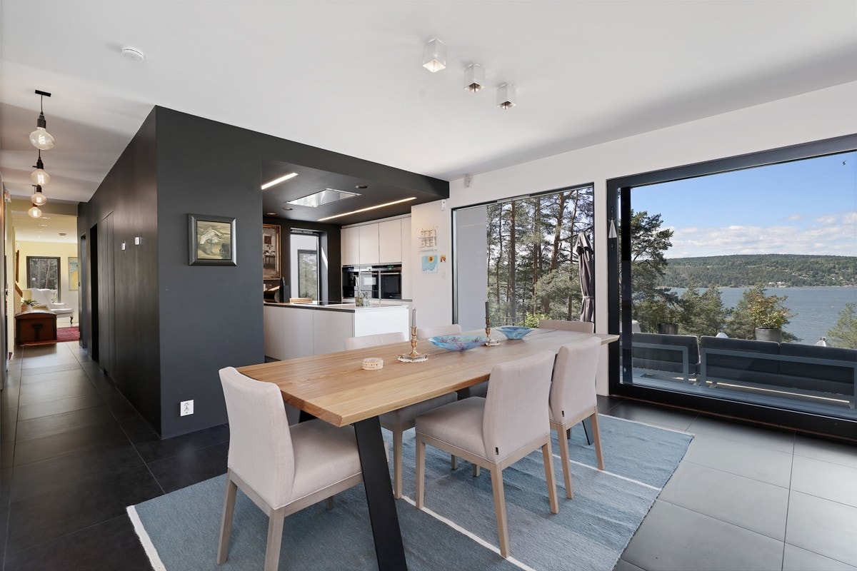 Spisestuedelen ligger mot kjøkkenet. Galleribilde