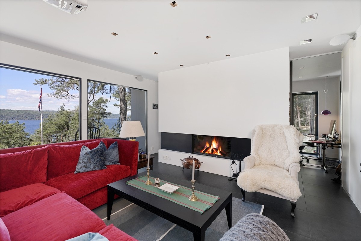 I motsatt ende av stuen er det innfelt peis, lekker og stilren. Galleribilde