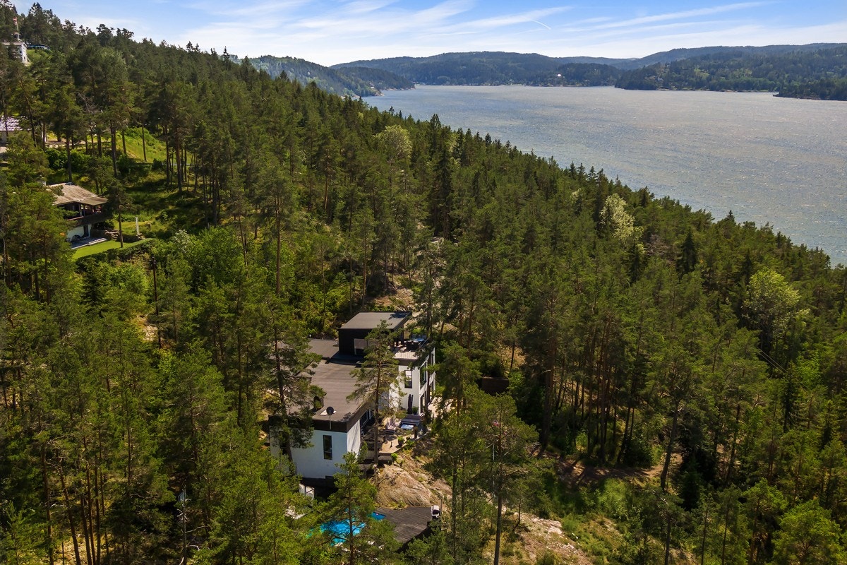 Naturtomten ligger omgitt av skog og har nydelig utsikt mot vest til Bunnefjorden, Nesoddtangen og Oslo. Galleribilde